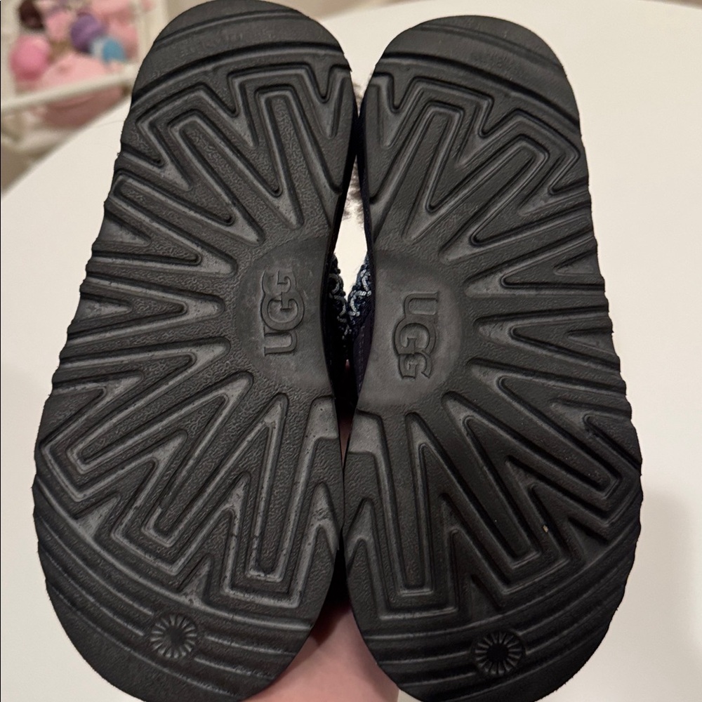 Boys navy UGG slippers, EUC, size 4 - Picture 2 of 2